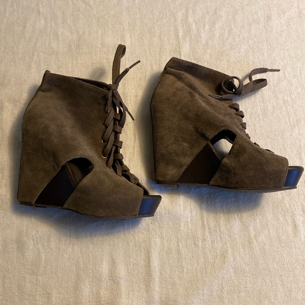 Lucky Brand Nellie lace up wedge heel in size 8.5